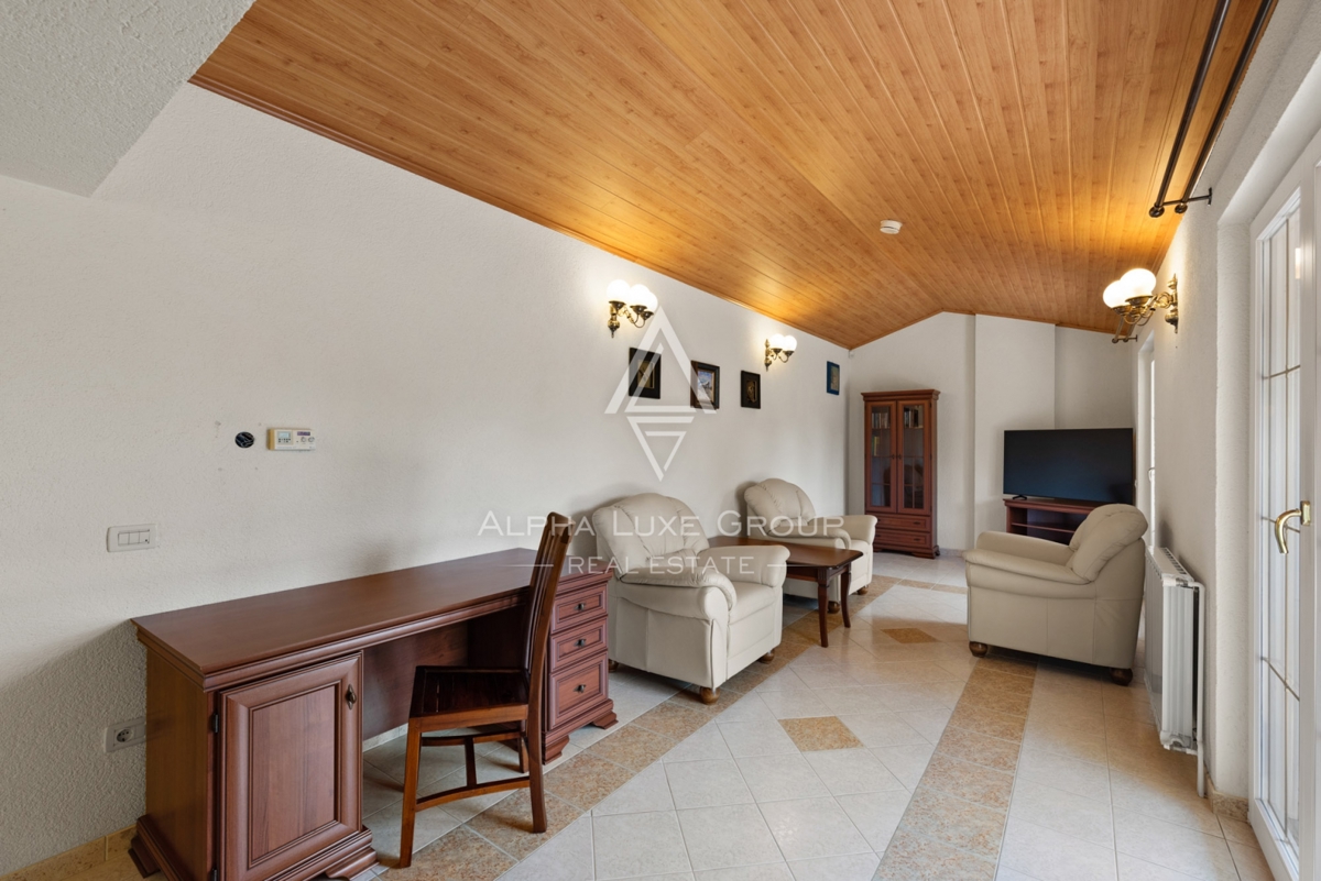 ALPHA LUXE GROUP, Spaziosa villa in vendita vicino a Parenzo, vista panoramica sul mare.