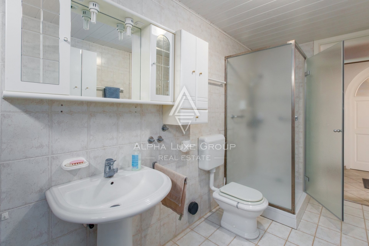 ALPHA LUXE GROUP, Spaziosa villa in vendita vicino a Parenzo, vista panoramica sul mare.