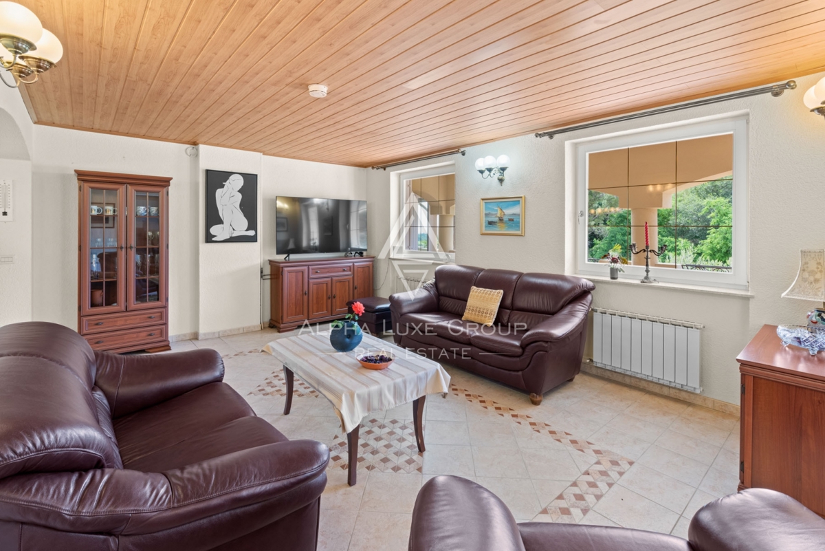 ALPHA LUXE GROUP, Spaziosa villa in vendita vicino a Parenzo, vista panoramica sul mare.