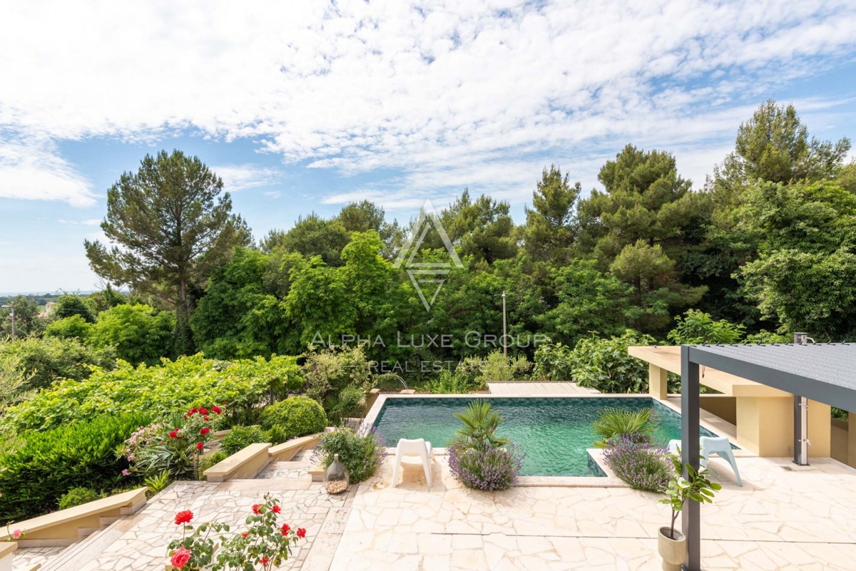 ALPHA LUXE GROUP, Spaziosa villa in vendita vicino a Parenzo, vista panoramica sul mare.