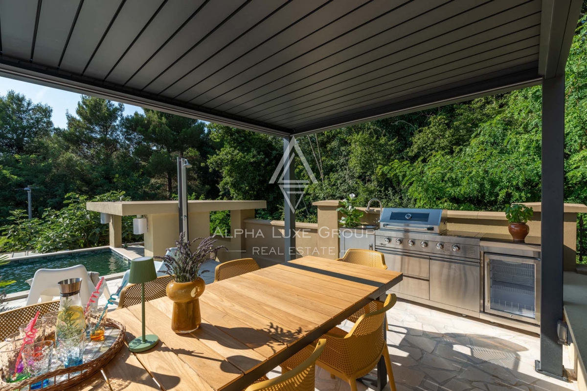 ALPHA LUXE GROUP, Spaziosa villa in vendita vicino a Parenzo, vista panoramica sul mare.