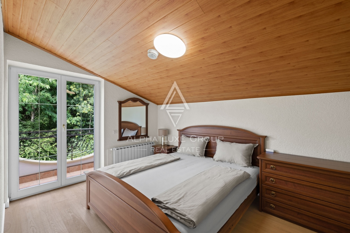 ALPHA LUXE GROUP, Spaziosa villa in vendita vicino a Parenzo, vista panoramica sul mare.