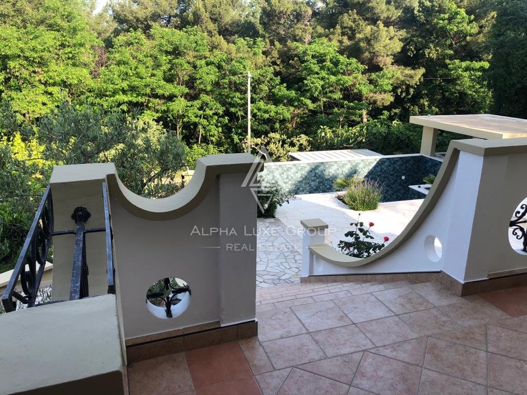 ALPHA LUXE GROUP, Spaziosa villa in vendita vicino a Parenzo, vista panoramica sul mare.