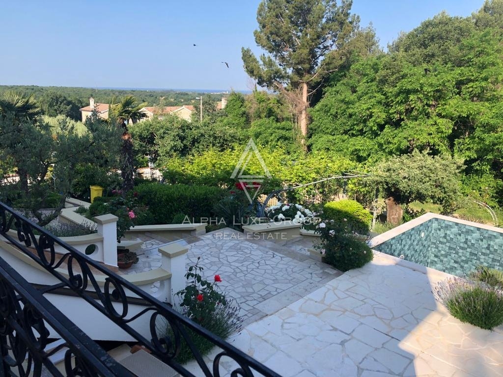 ALPHA LUXE GROUP, Spaziosa villa in vendita vicino a Parenzo, vista panoramica sul mare.