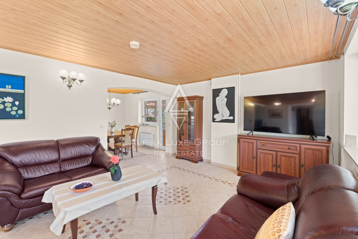 ALPHA LUXE GROUP, Spaziosa villa in vendita vicino a Parenzo, vista panoramica sul mare.