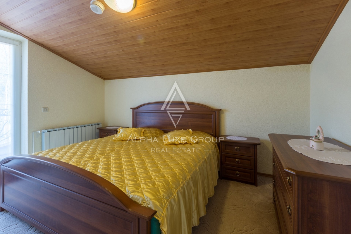 ALPHA LUXE GROUP, Spaziosa villa in vendita vicino a Parenzo, vista panoramica sul mare.