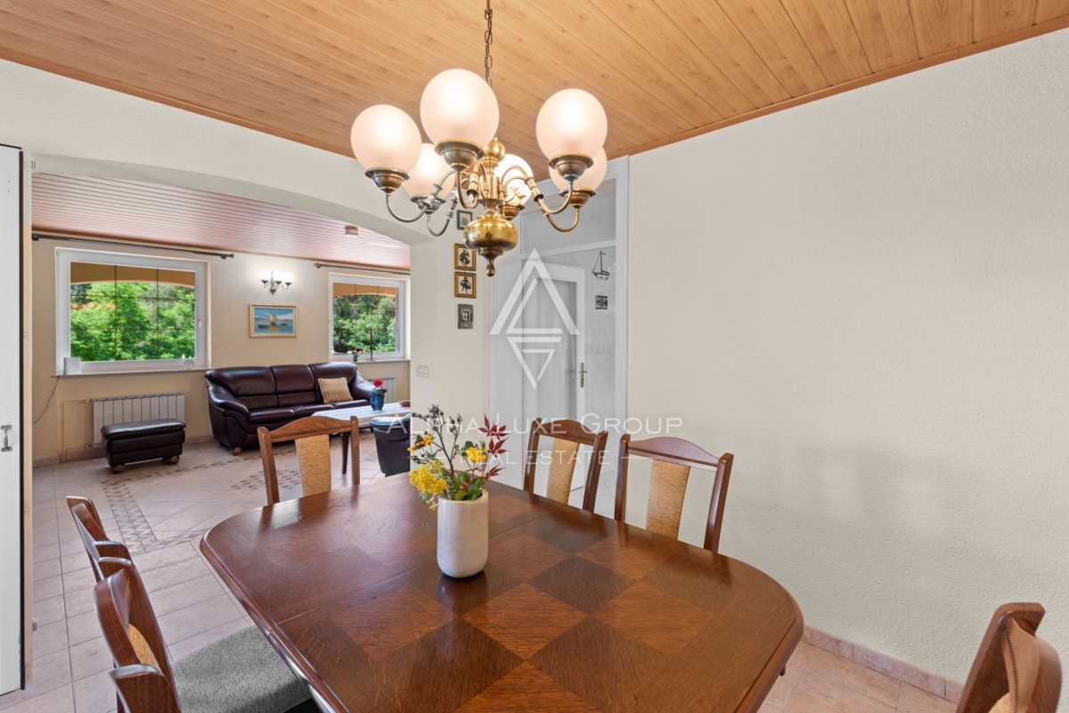 ALPHA LUXE GROUP, Spaziosa villa in vendita vicino a Parenzo, vista panoramica sul mare.