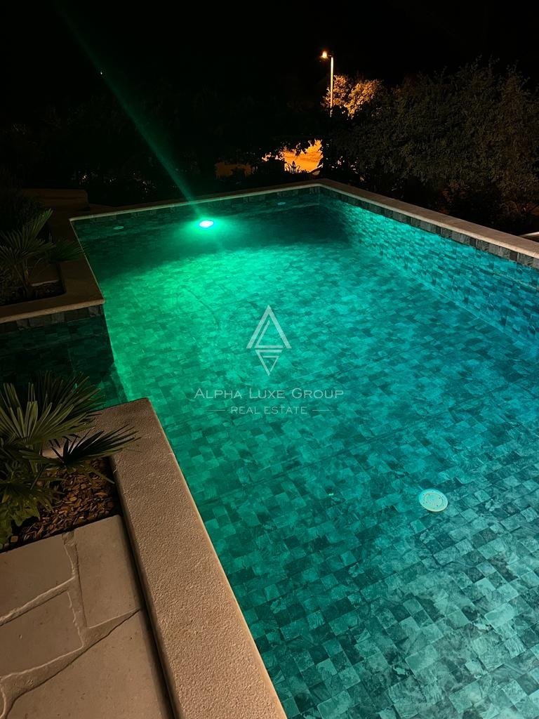 ALPHA LUXE GROUP, Spaziosa villa in vendita vicino a Parenzo, vista panoramica sul mare.