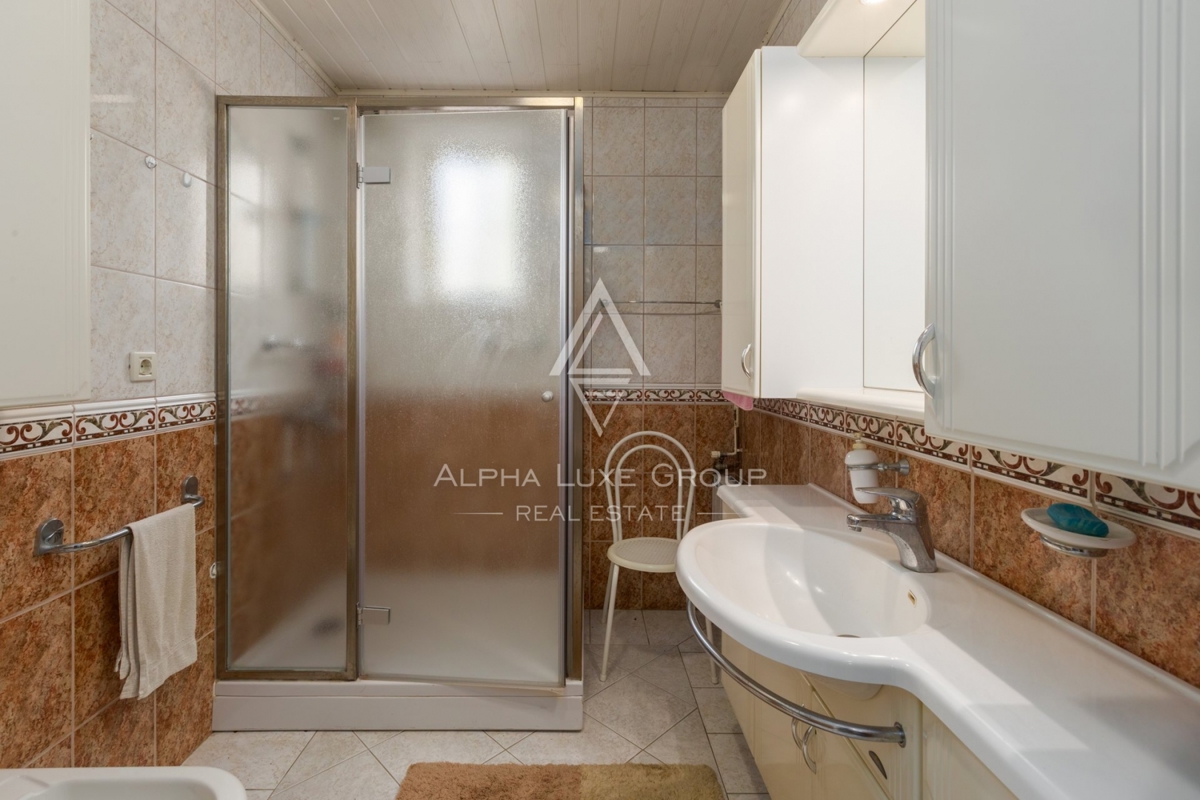 ALPHA LUXE GROUP, Spaziosa villa in vendita vicino a Parenzo, vista panoramica sul mare.