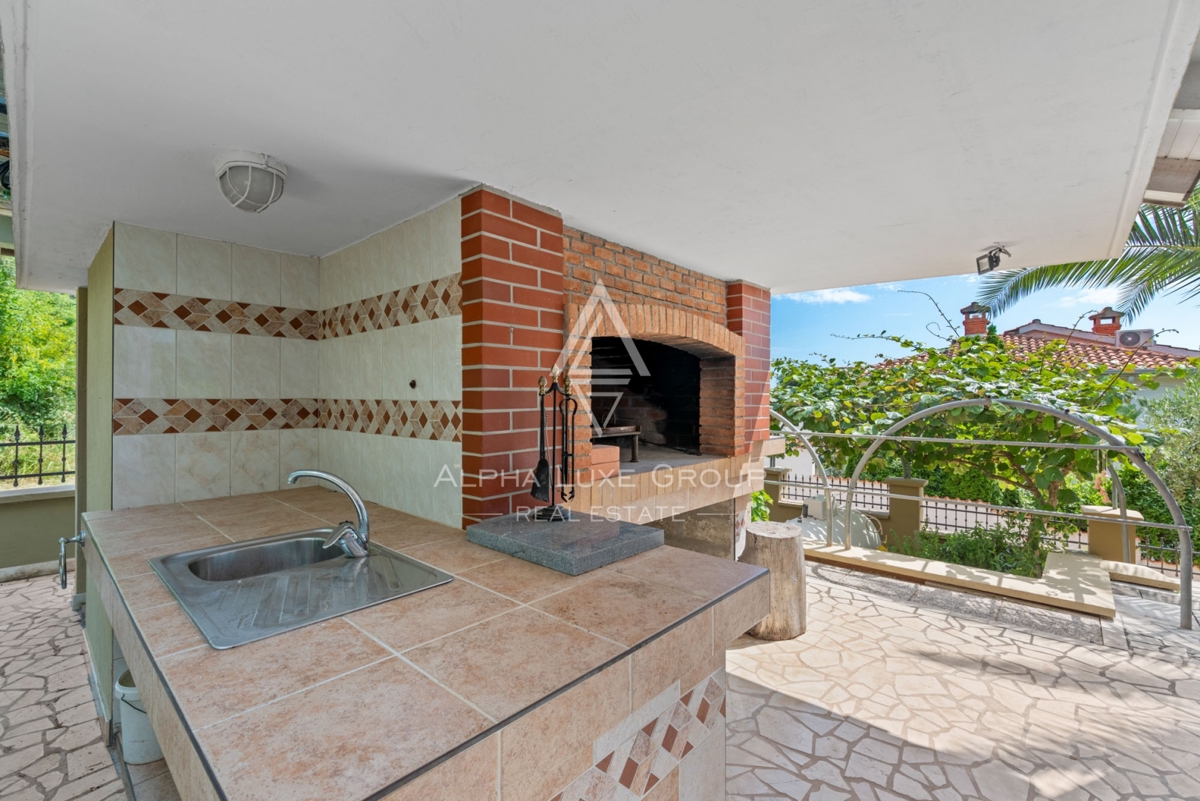 ALPHA LUXE GROUP, Spaziosa villa in vendita vicino a Parenzo, vista panoramica sul mare.