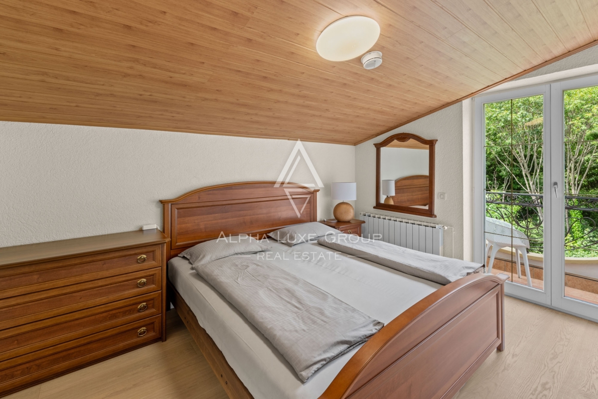 ALPHA LUXE GROUP, Spaziosa villa in vendita vicino a Parenzo, vista panoramica sul mare.