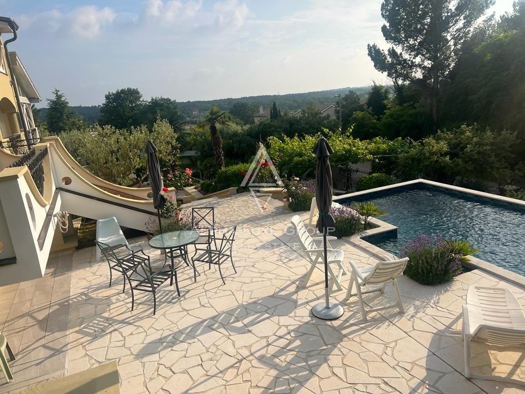 ALPHA LUXE GROUP, Spaziosa villa in vendita vicino a Parenzo, vista panoramica sul mare.