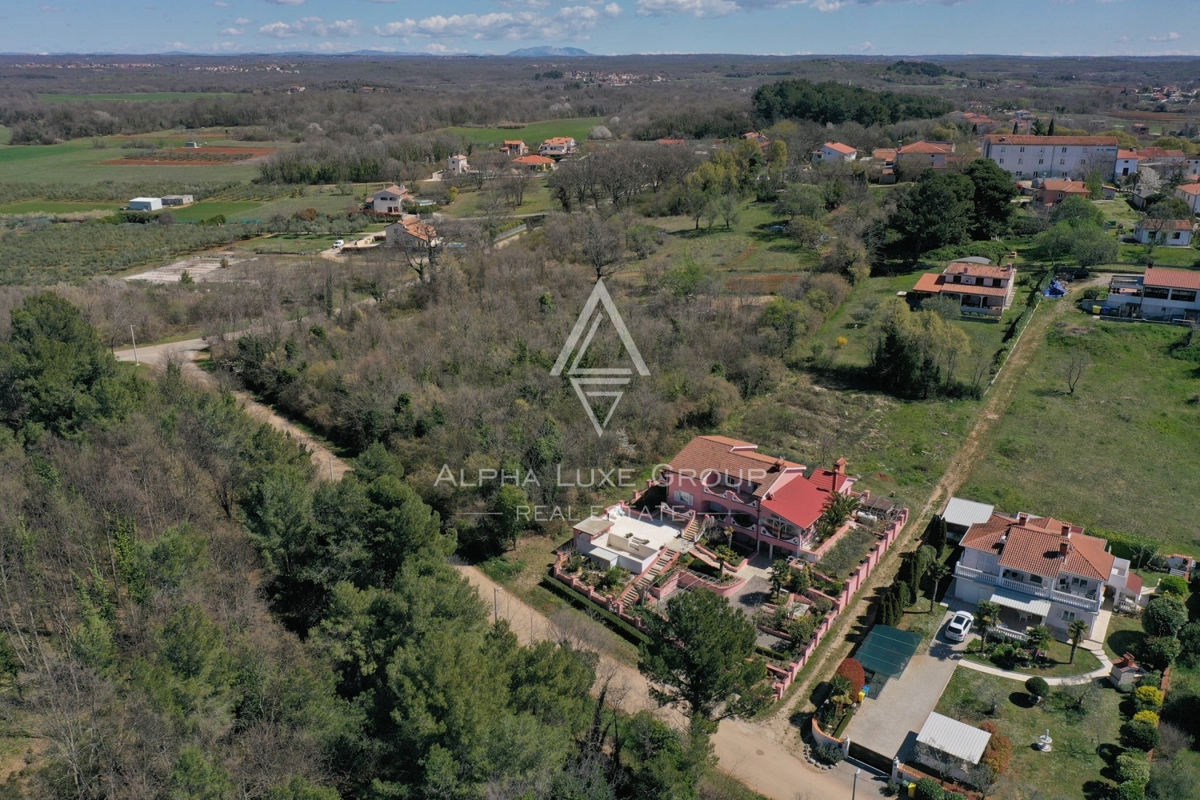 ALPHA LUXE GROUP, Spaziosa villa in vendita vicino a Parenzo, vista panoramica sul mare.