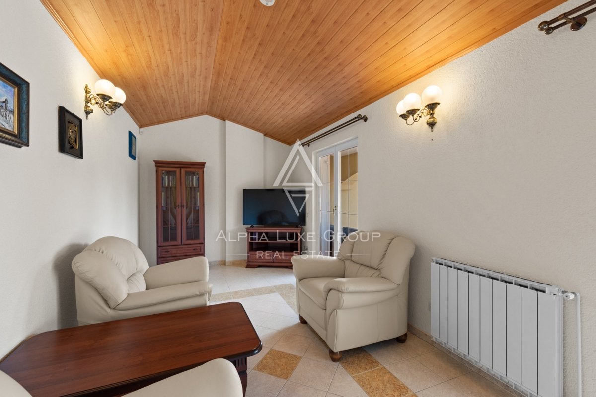 ALPHA LUXE GROUP, Spaziosa villa in vendita vicino a Parenzo, vista panoramica sul mare.