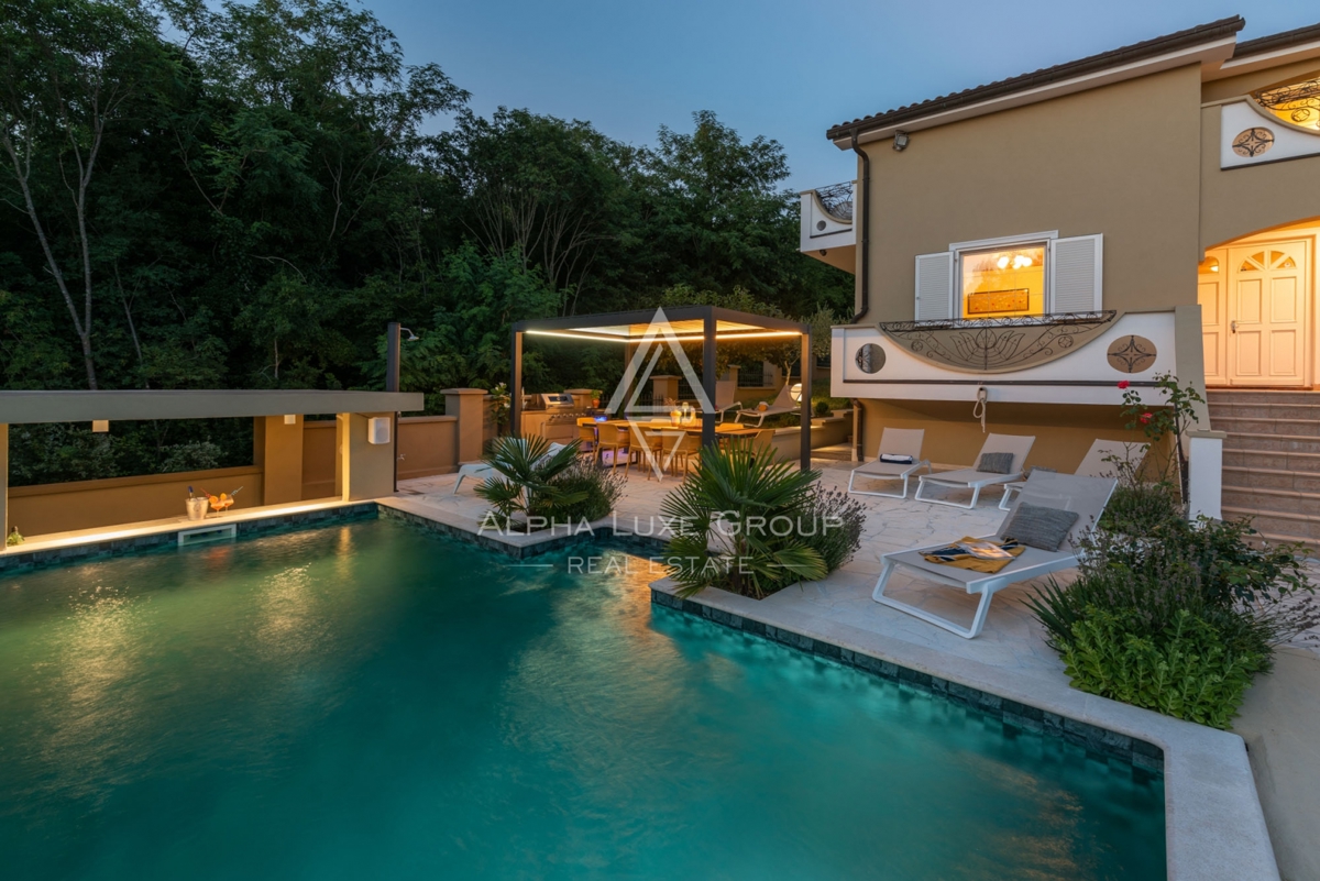 ALPHA LUXE GROUP, Spaziosa villa in vendita vicino a Parenzo, vista panoramica sul mare.