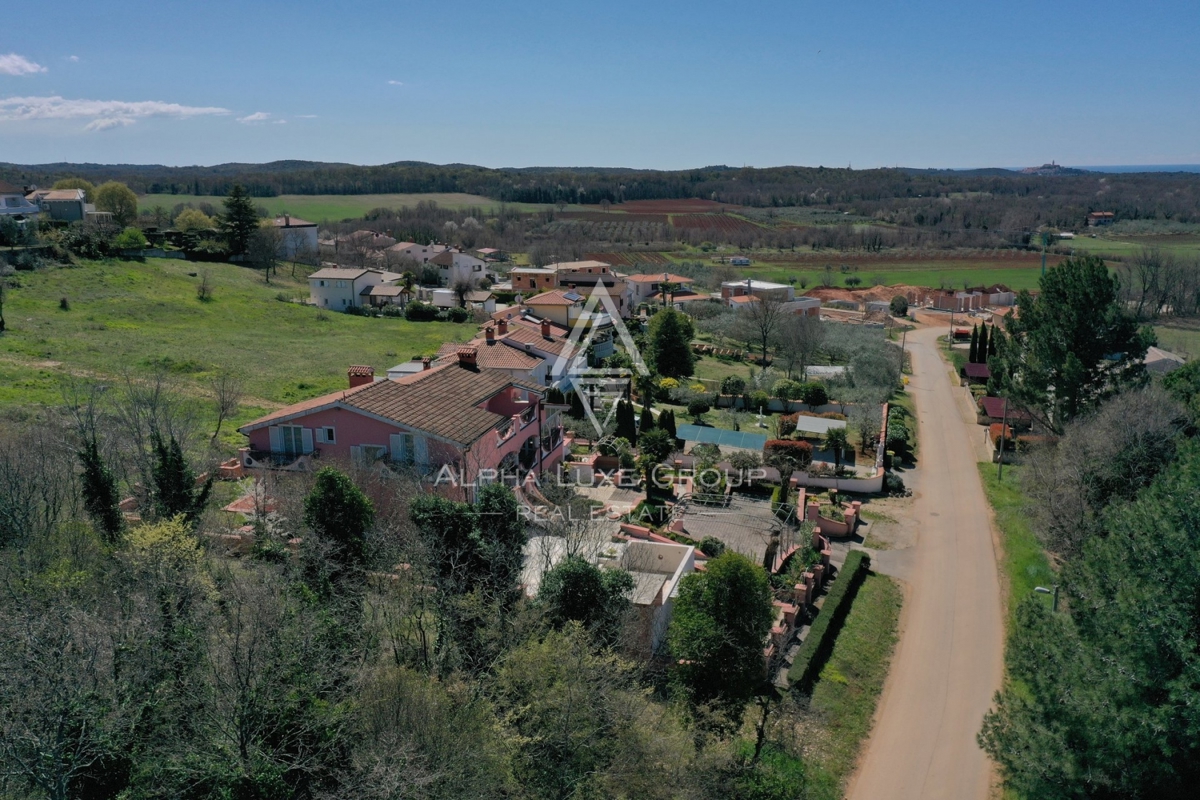 ALPHA LUXE GROUP, Spaziosa villa in vendita vicino a Parenzo, vista panoramica sul mare.