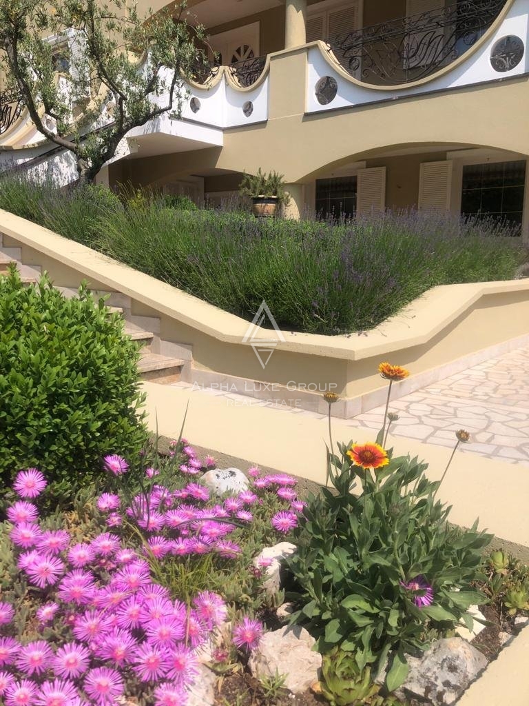 ALPHA LUXE GROUP, Spaziosa villa in vendita vicino a Parenzo, vista panoramica sul mare.