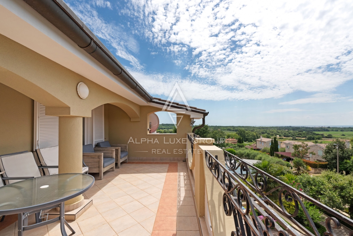 ALPHA LUXE GROUP, Spaziosa villa in vendita vicino a Parenzo, vista panoramica sul mare.