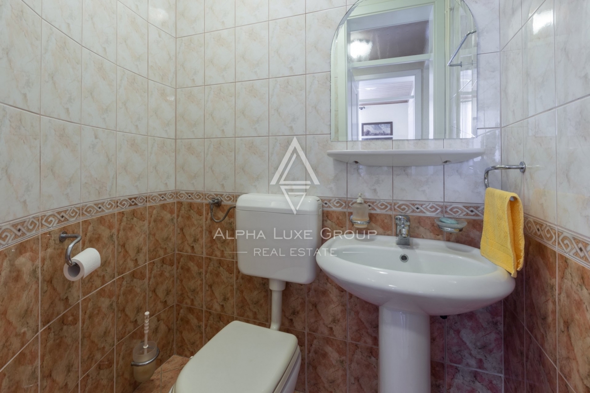 ALPHA LUXE GROUP, Spaziosa villa in vendita vicino a Parenzo, vista panoramica sul mare.