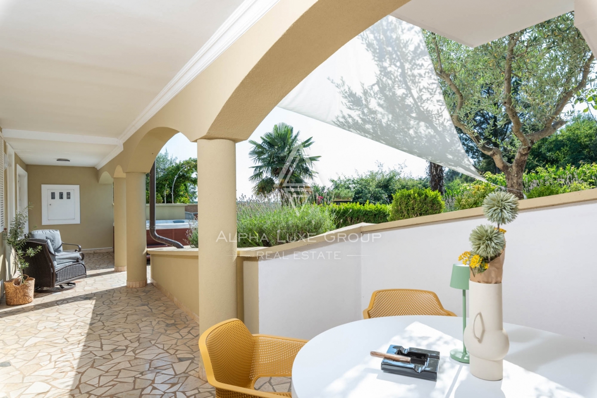 ALPHA LUXE GROUP, Spaziosa villa in vendita vicino a Parenzo, vista panoramica sul mare.