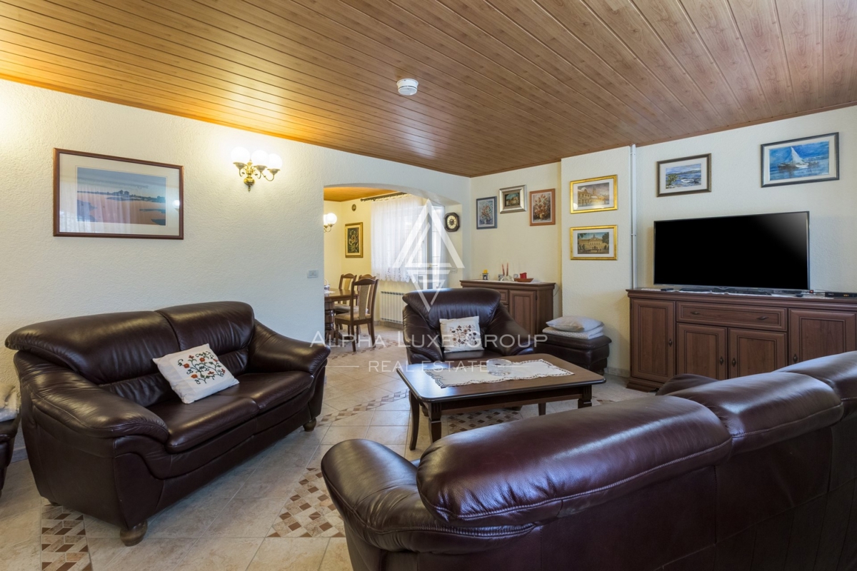 ALPHA LUXE GROUP, Spaziosa villa in vendita vicino a Parenzo, vista panoramica sul mare.