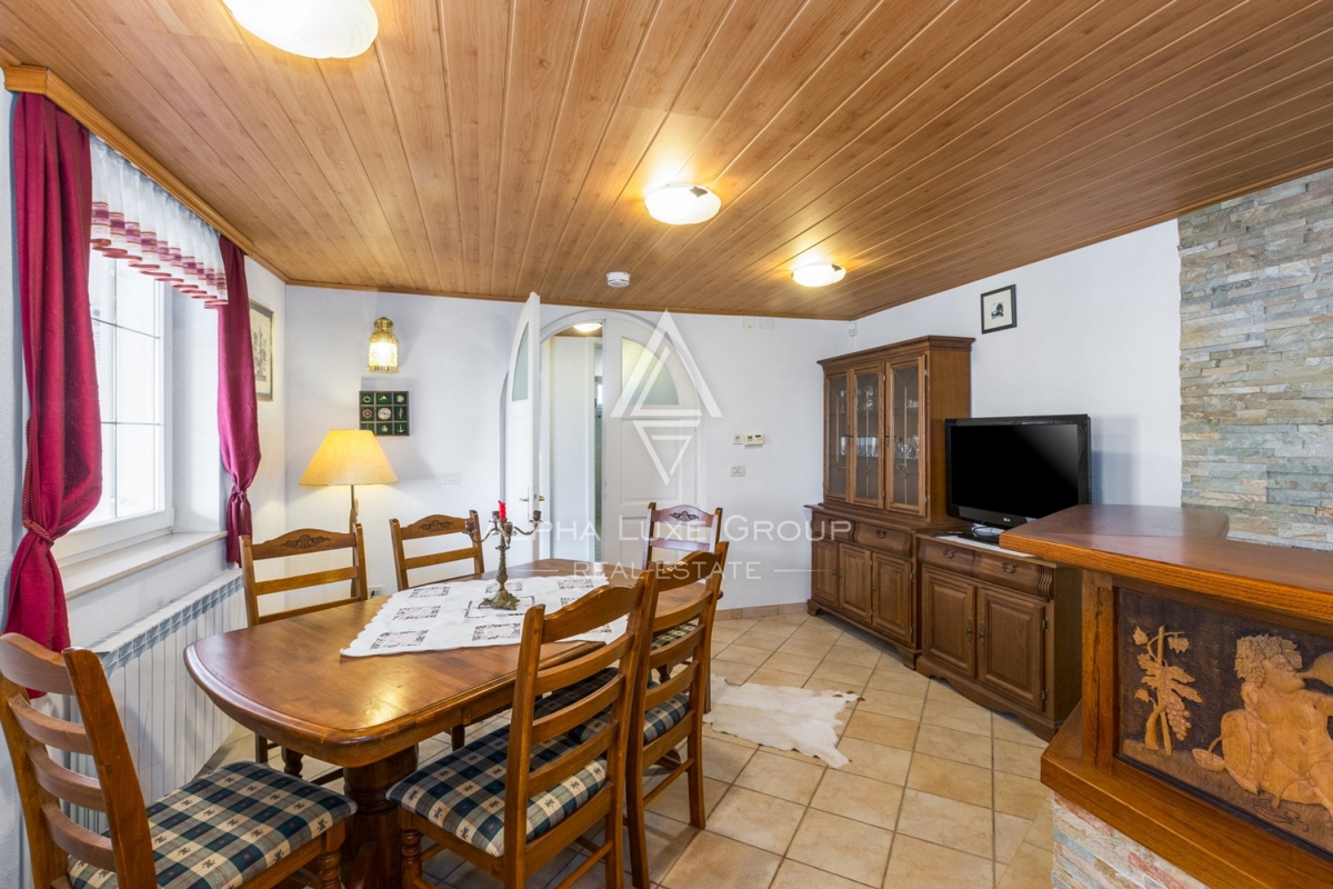 ALPHA LUXE GROUP, Spaziosa villa in vendita vicino a Parenzo, vista panoramica sul mare.