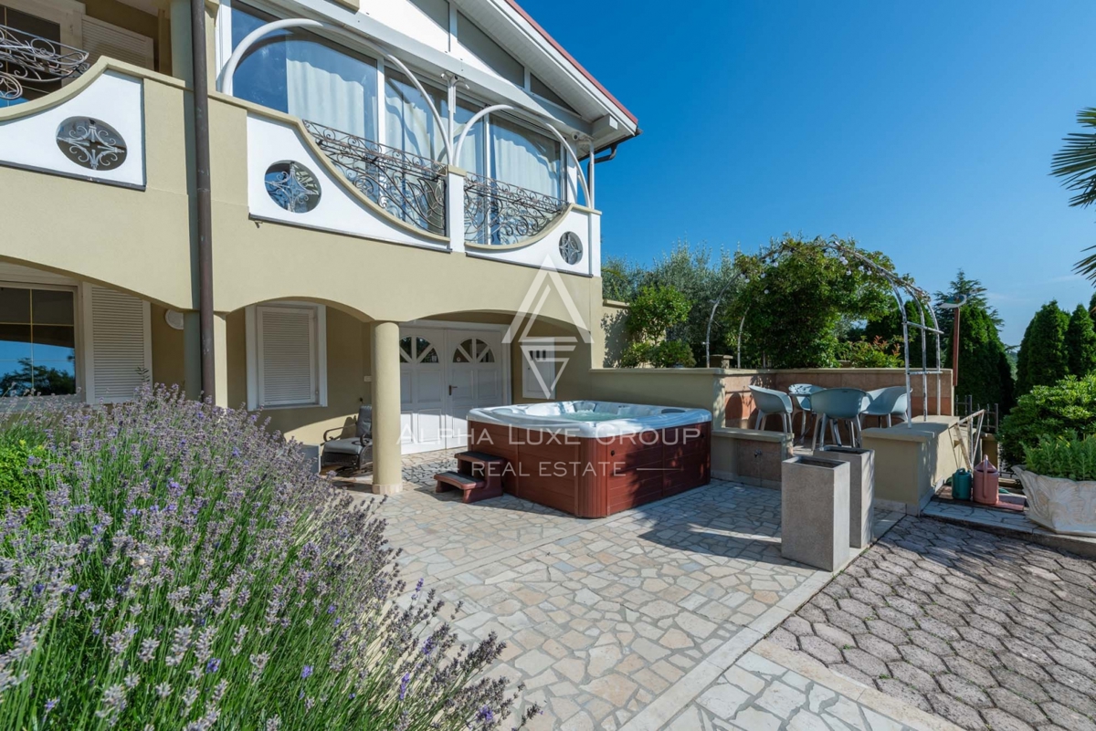 ALPHA LUXE GROUP, Spaziosa villa in vendita vicino a Parenzo, vista panoramica sul mare.
