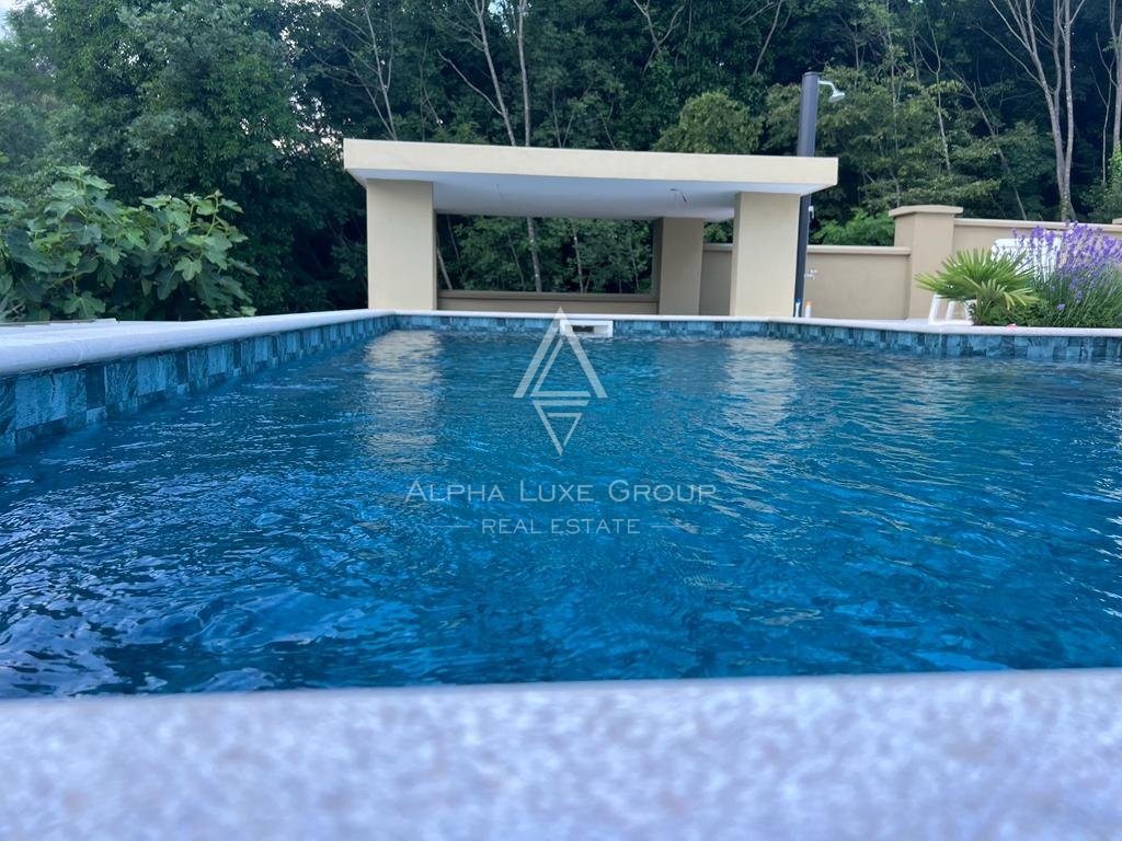 ALPHA LUXE GROUP, Spaziosa villa in vendita vicino a Parenzo, vista panoramica sul mare.