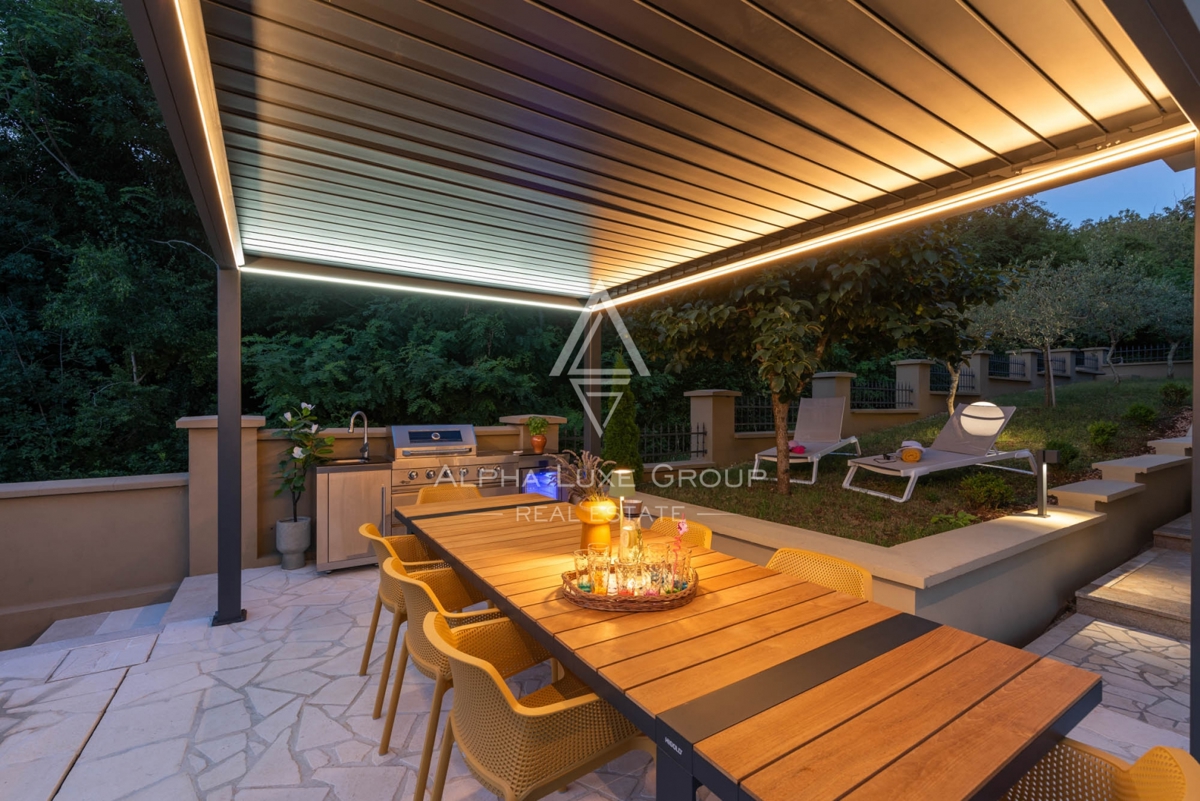ALPHA LUXE GROUP, Spaziosa villa in vendita vicino a Parenzo, vista panoramica sul mare.