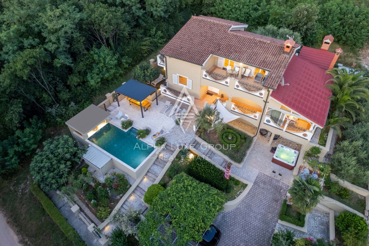 ALPHA LUXE GROUP, Spaziosa villa in vendita vicino a Parenzo, vista panoramica sul mare.