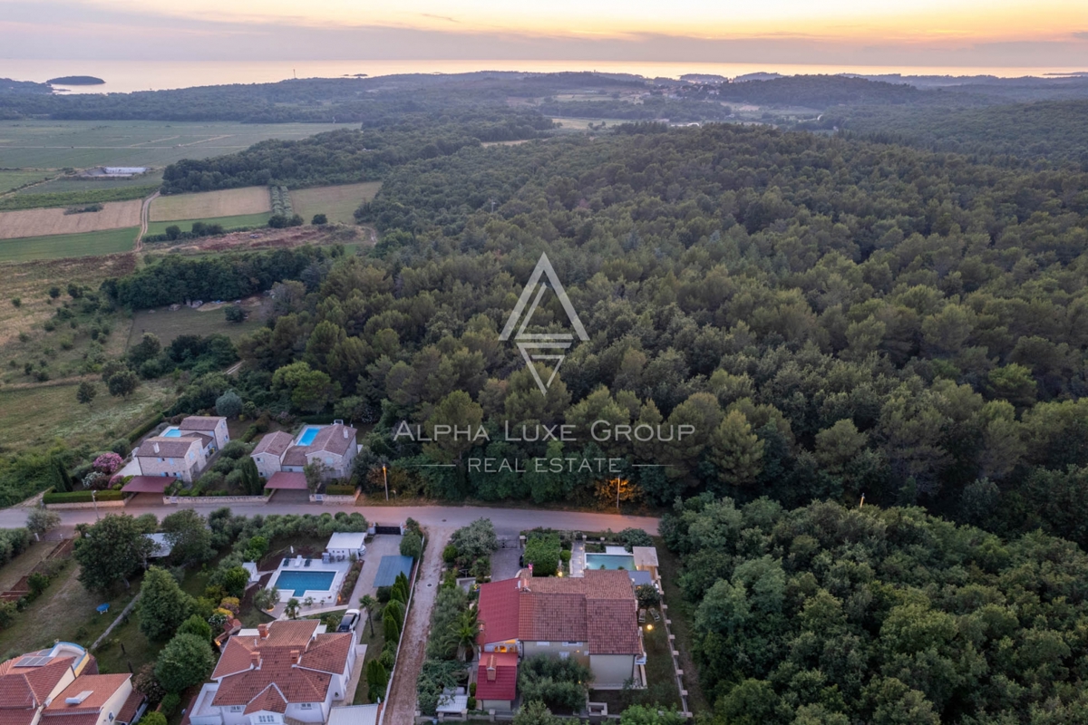 ALPHA LUXE GROUP, Spaziosa villa in vendita vicino a Parenzo, vista panoramica sul mare.