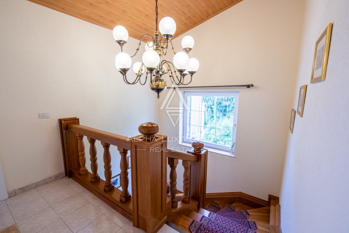 ALPHA LUXE GROUP, Spaziosa villa in vendita vicino a Parenzo, vista panoramica sul mare.