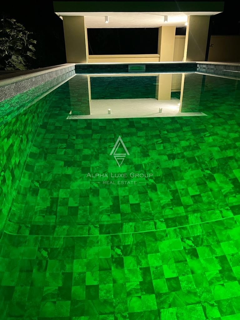 ALPHA LUXE GROUP, Spaziosa villa in vendita vicino a Parenzo, vista panoramica sul mare.