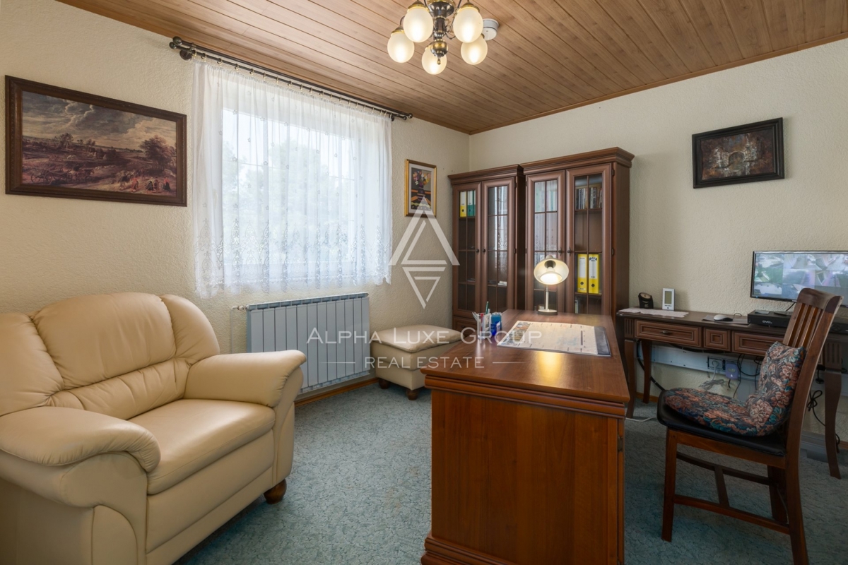 ALPHA LUXE GROUP, Spaziosa villa in vendita vicino a Parenzo, vista panoramica sul mare.