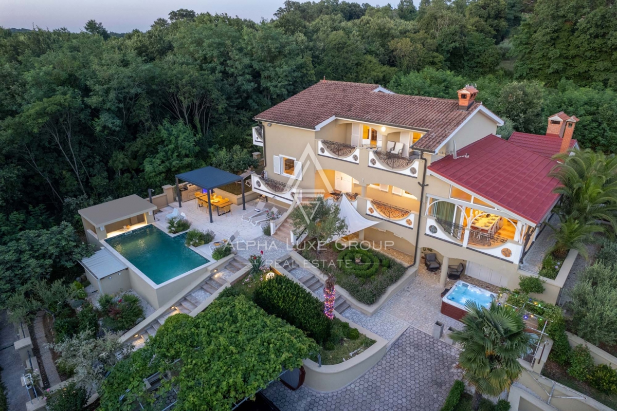ALPHA LUXE GROUP, Spaziosa villa in vendita vicino a Parenzo, vista panoramica sul mare.