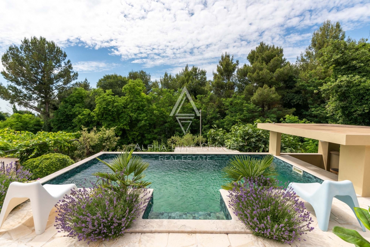 ALPHA LUXE GROUP, Spaziosa villa in vendita vicino a Parenzo, vista panoramica sul mare.