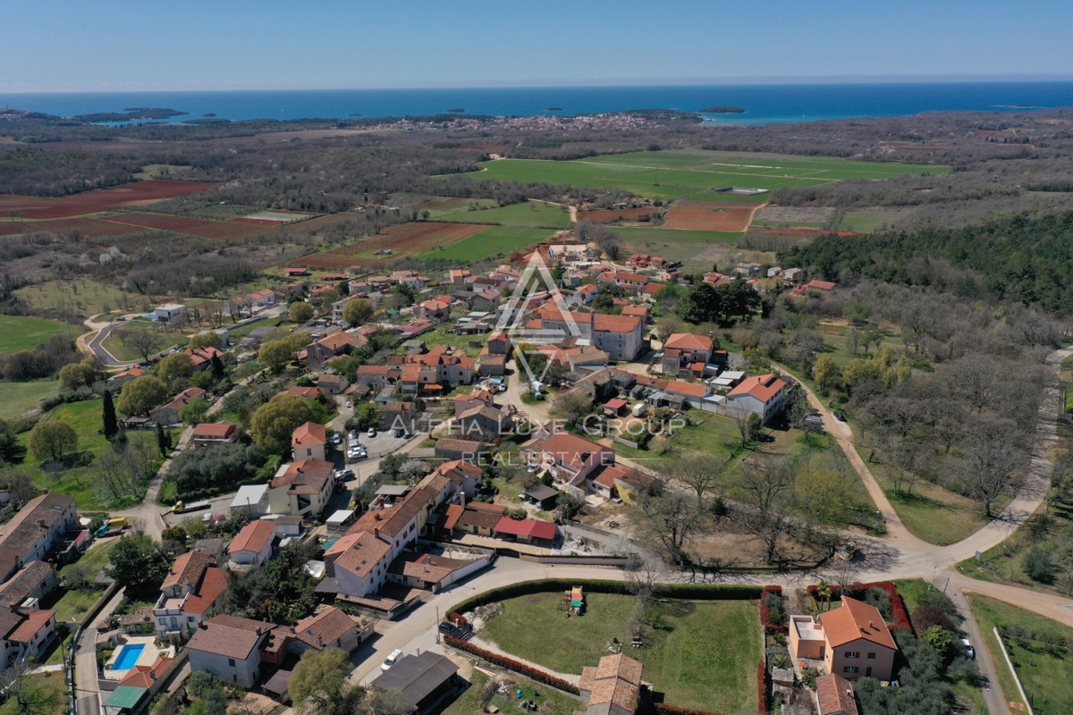ALPHA LUXE GROUP, Spaziosa villa in vendita vicino a Parenzo, vista panoramica sul mare.