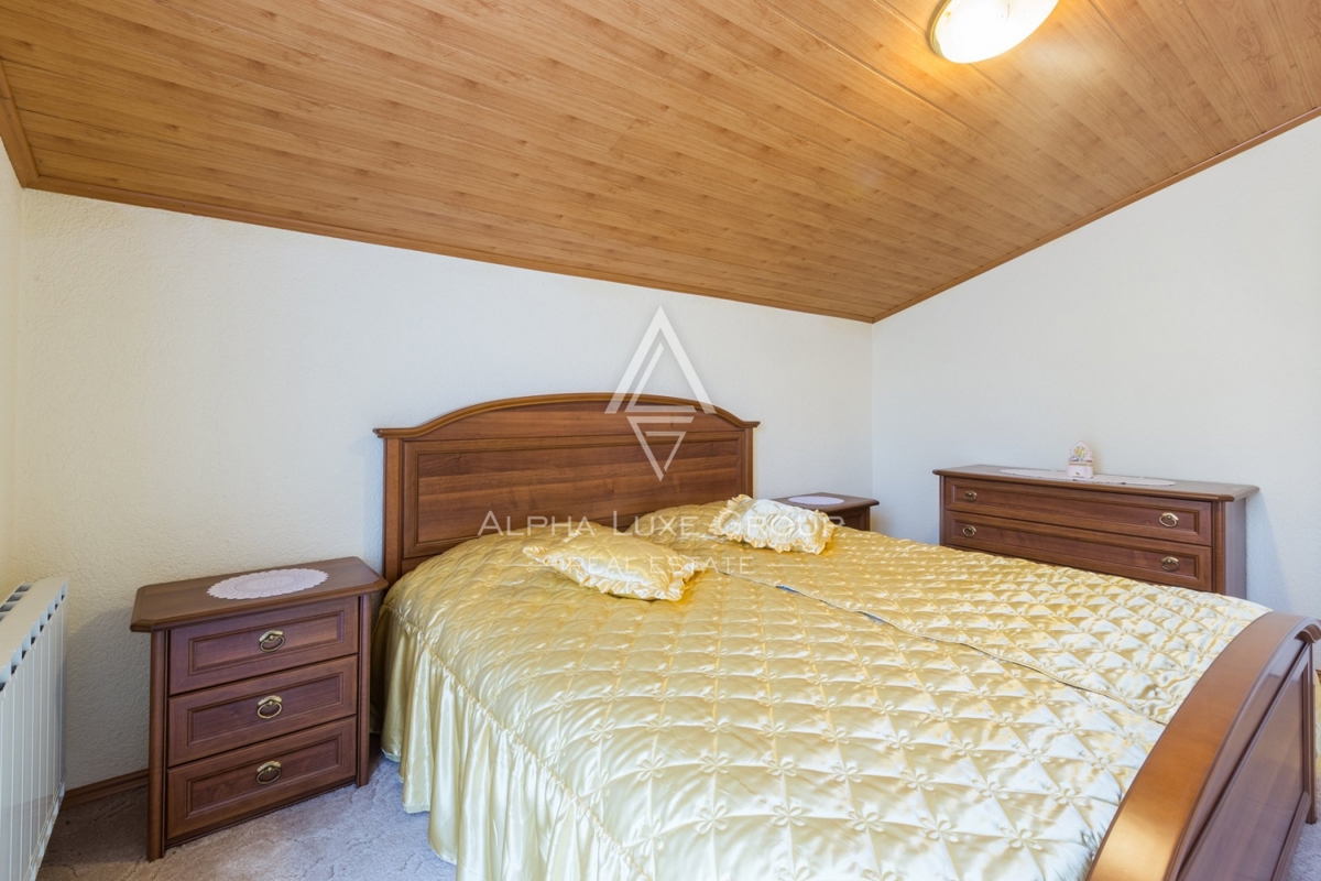 ALPHA LUXE GROUP, Spaziosa villa in vendita vicino a Parenzo, vista panoramica sul mare.