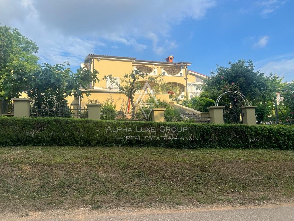ALPHA LUXE GROUP, Spaziosa villa in vendita vicino a Parenzo, vista panoramica sul mare.