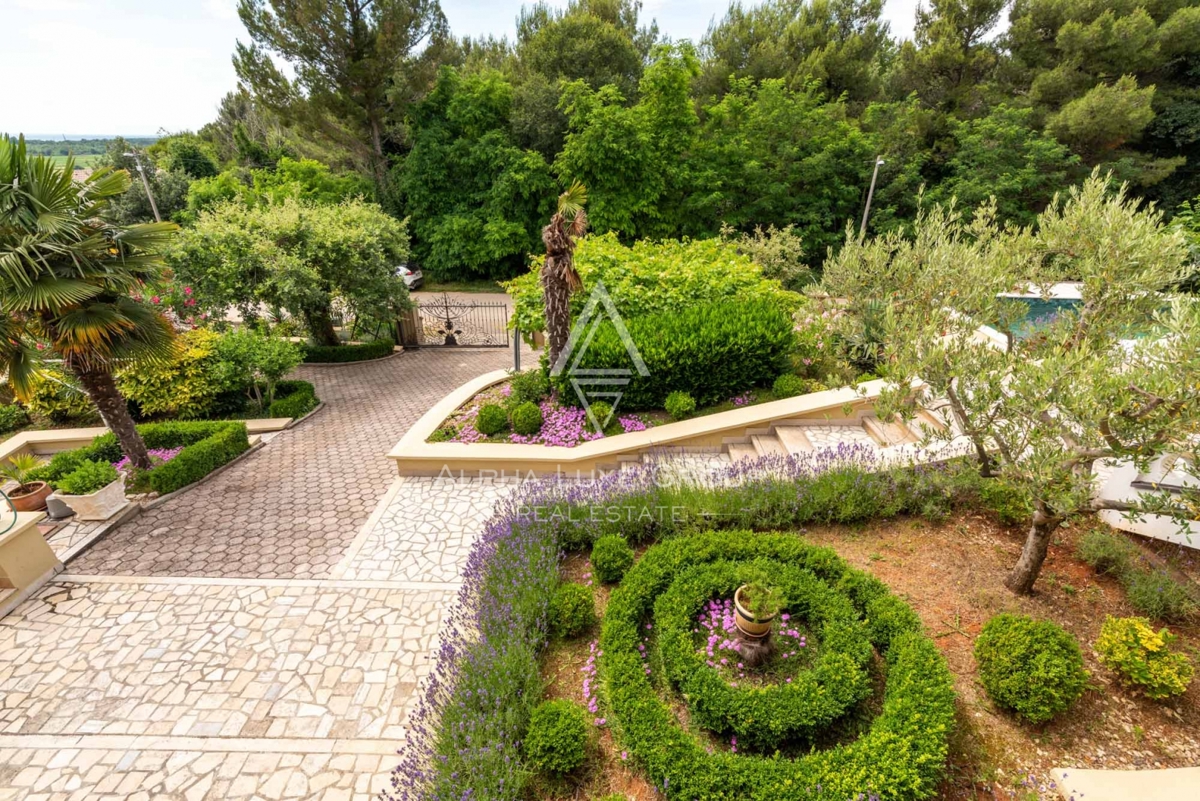ALPHA LUXE GROUP, Spaziosa villa in vendita vicino a Parenzo, vista panoramica sul mare.