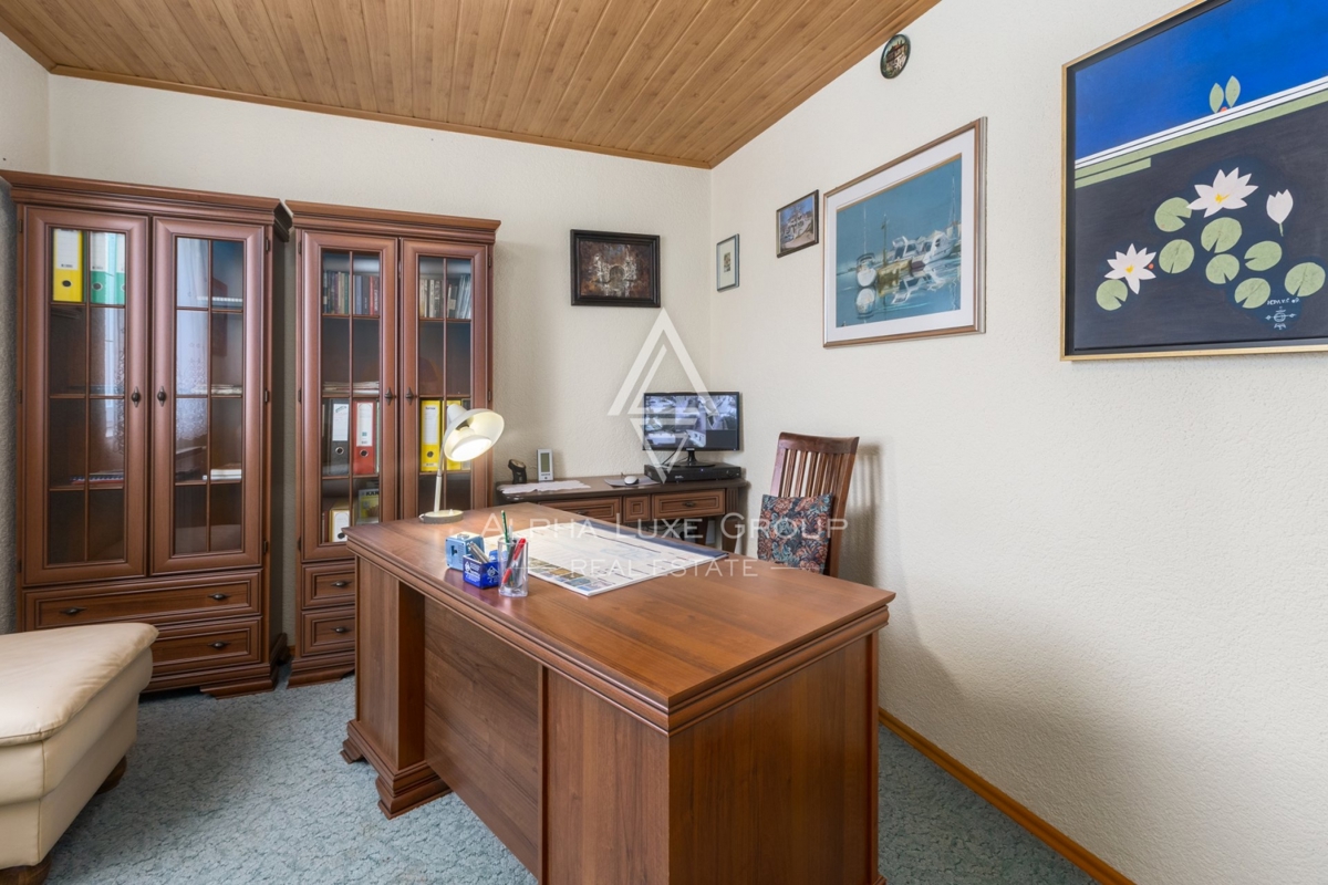 ALPHA LUXE GROUP, Spaziosa villa in vendita vicino a Parenzo, vista panoramica sul mare.