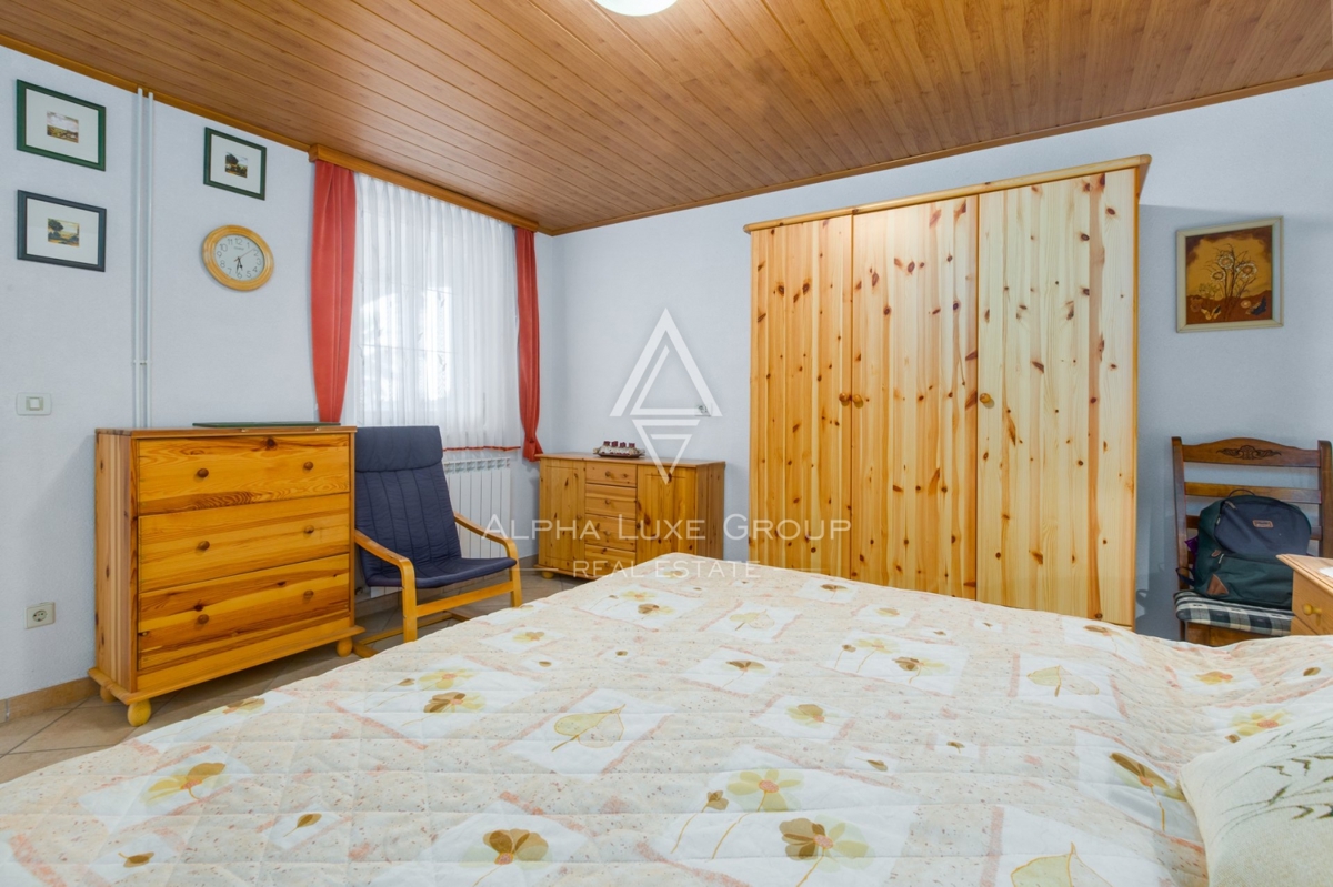 ALPHA LUXE GROUP, Spaziosa villa in vendita vicino a Parenzo, vista panoramica sul mare.