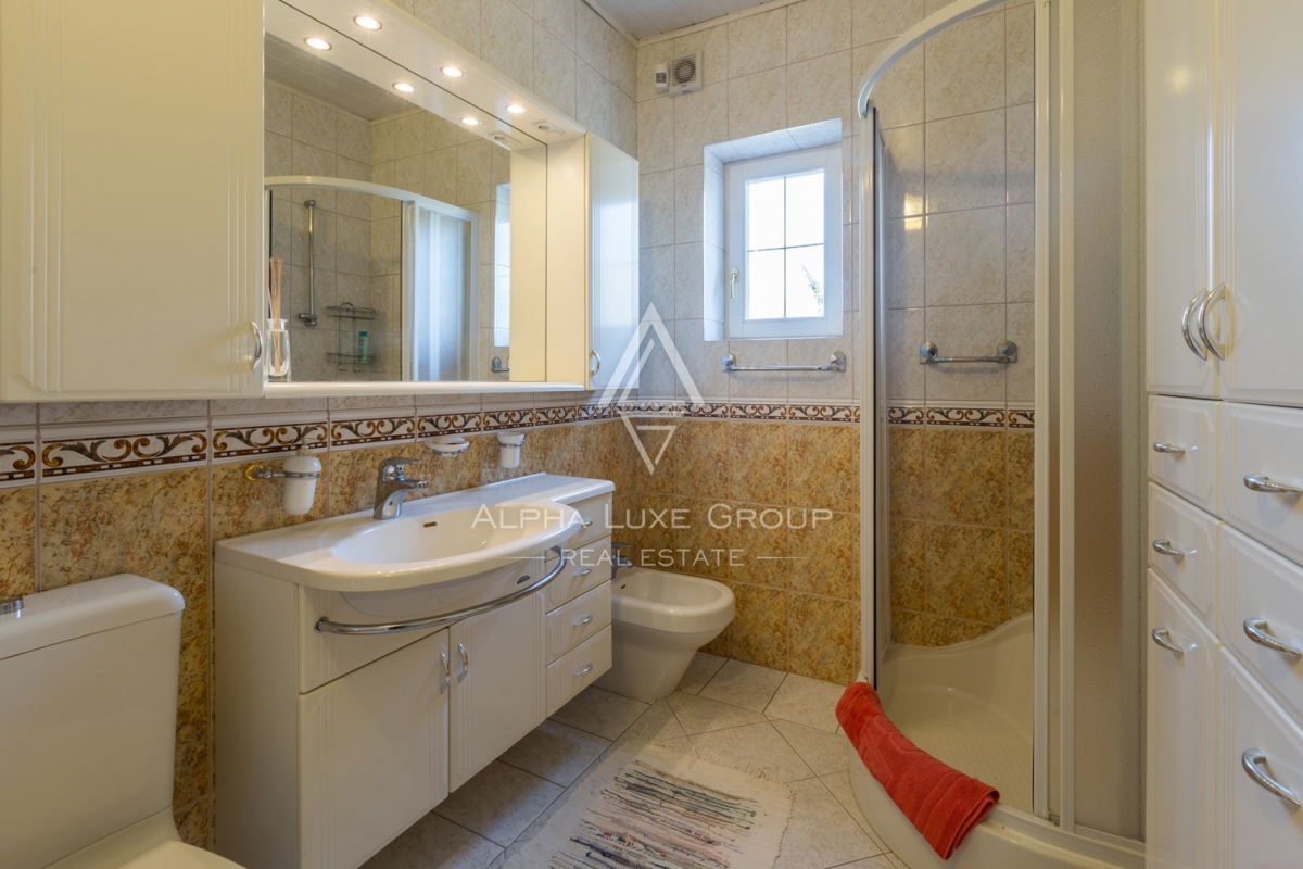 ALPHA LUXE GROUP, Spaziosa villa in vendita vicino a Parenzo, vista panoramica sul mare.