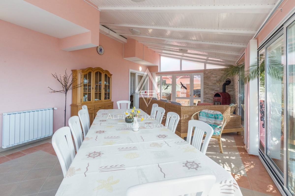 ALPHA LUXE GROUP, Spaziosa villa in vendita vicino a Parenzo, vista panoramica sul mare.