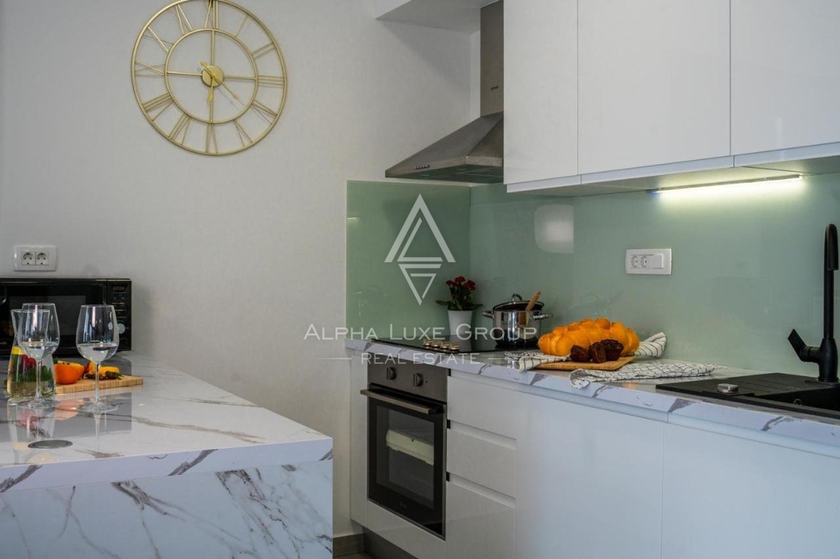 ALPHA LUXE GROUP vende, vicino a POREČ, VILLA DI LUSSO CON PISCINA, VISTA MARE.