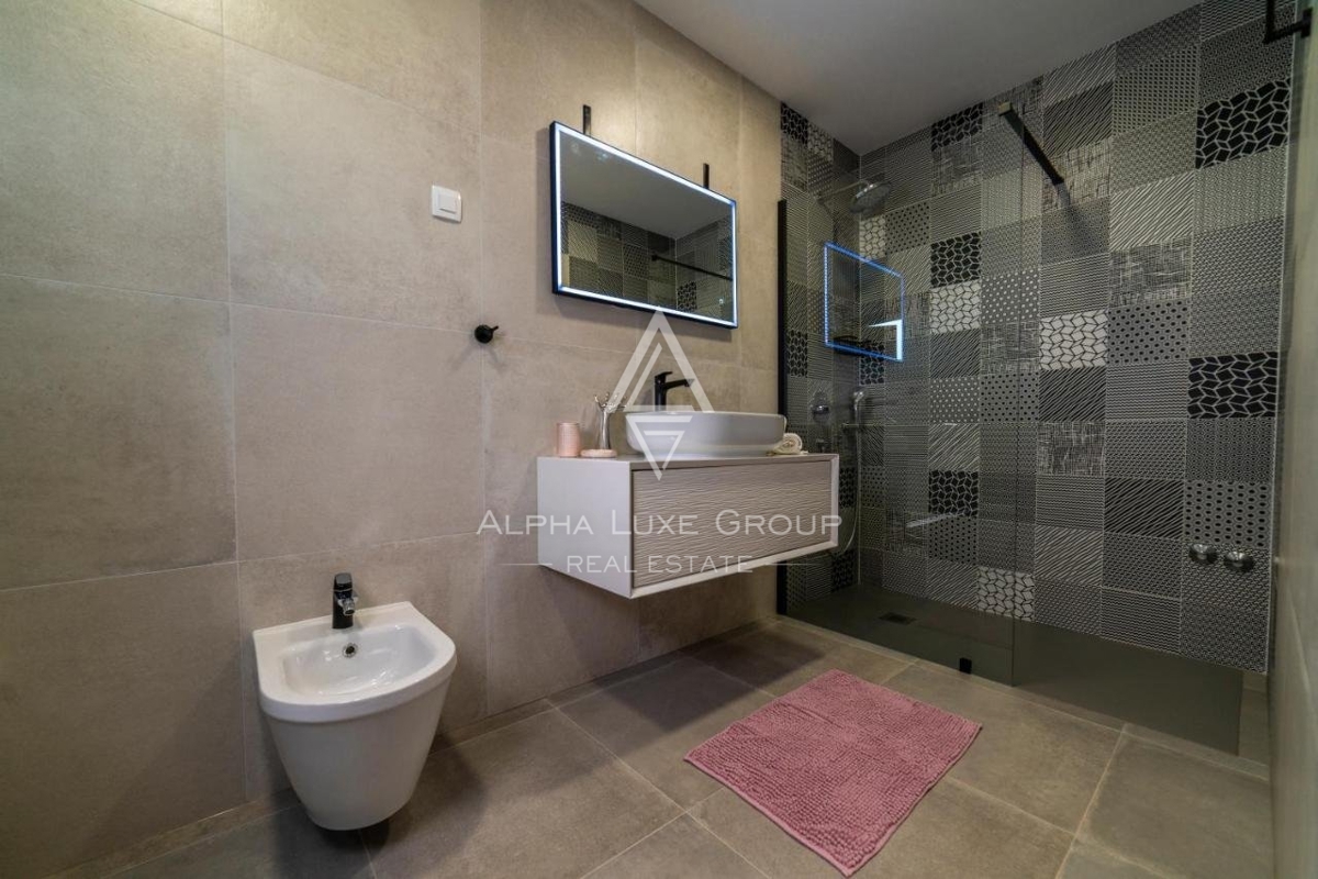 ALPHA LUXE GROUP vende, vicino a POREČ, VILLA DI LUSSO CON PISCINA, VISTA MARE.