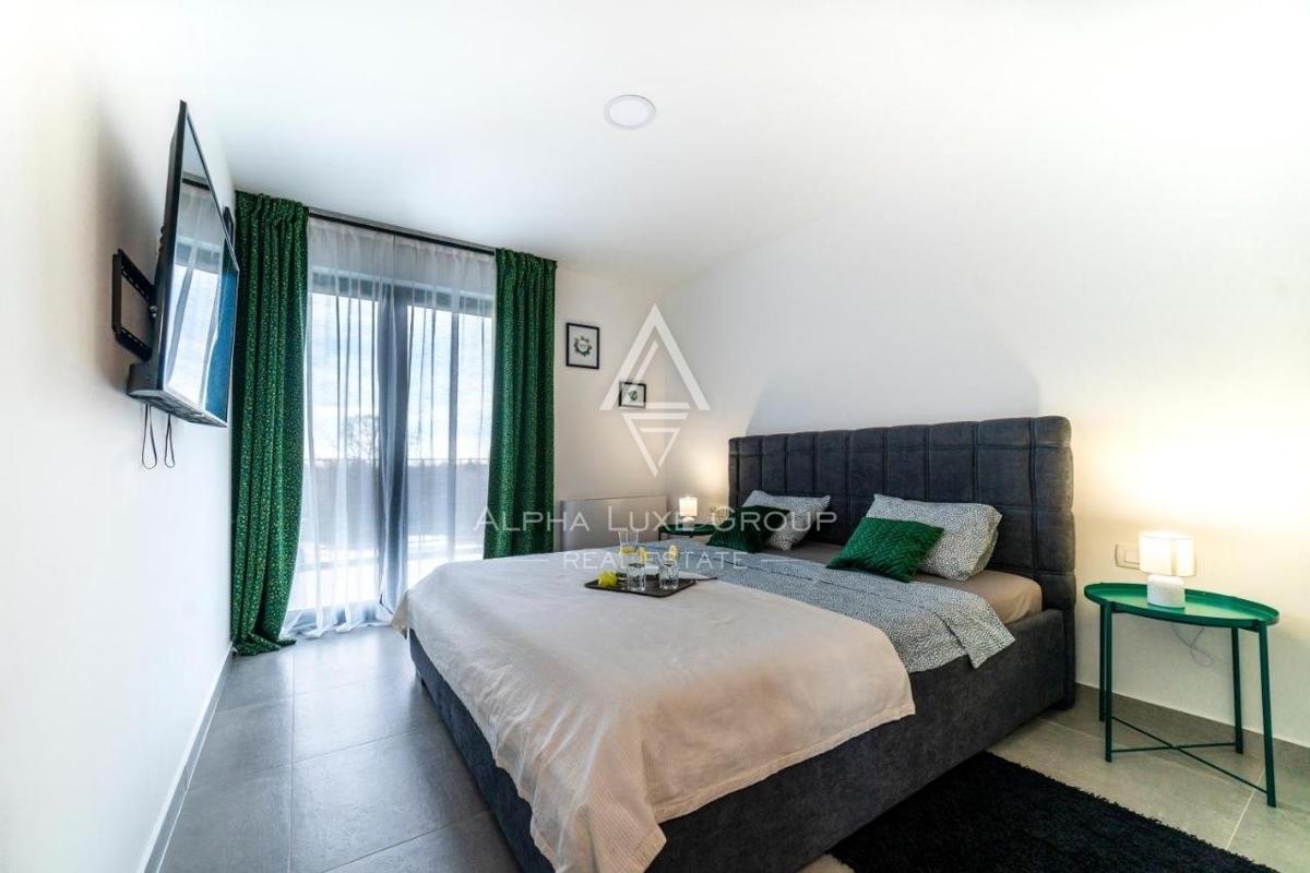 ALPHA LUXE GROUP vende, vicino a POREČ, VILLA DI LUSSO CON PISCINA, VISTA MARE.