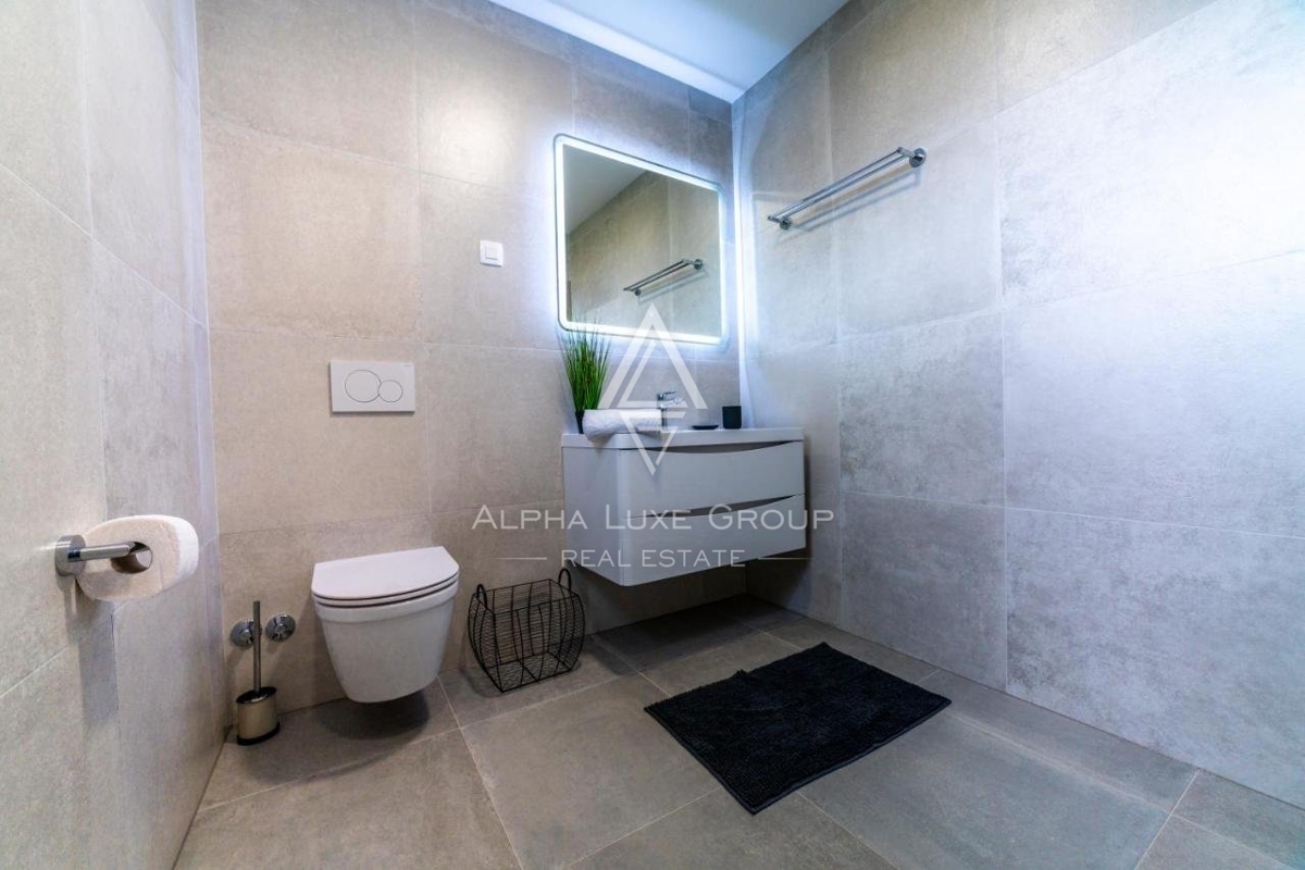 ALPHA LUXE GROUP vende, vicino a POREČ, VILLA DI LUSSO CON PISCINA, VISTA MARE.