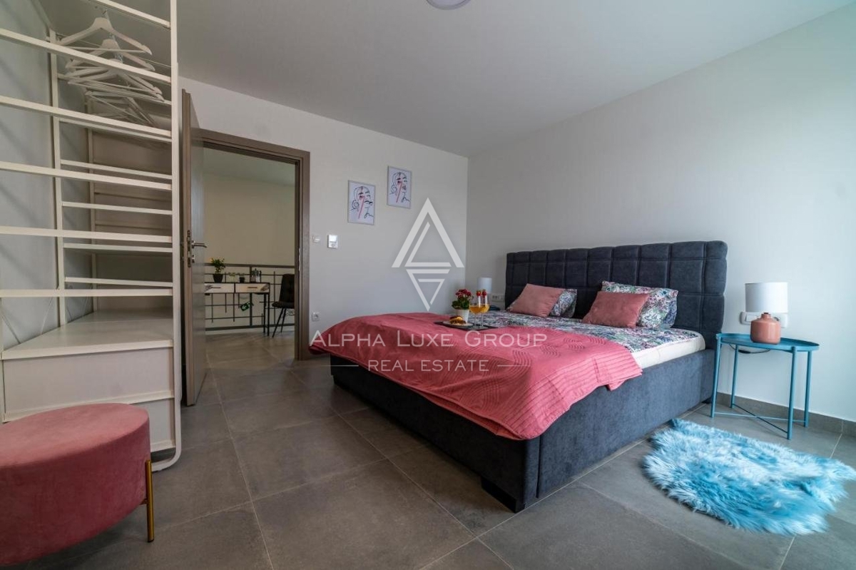 ALPHA LUXE GROUP vende, vicino a POREČ, VILLA DI LUSSO CON PISCINA, VISTA MARE.