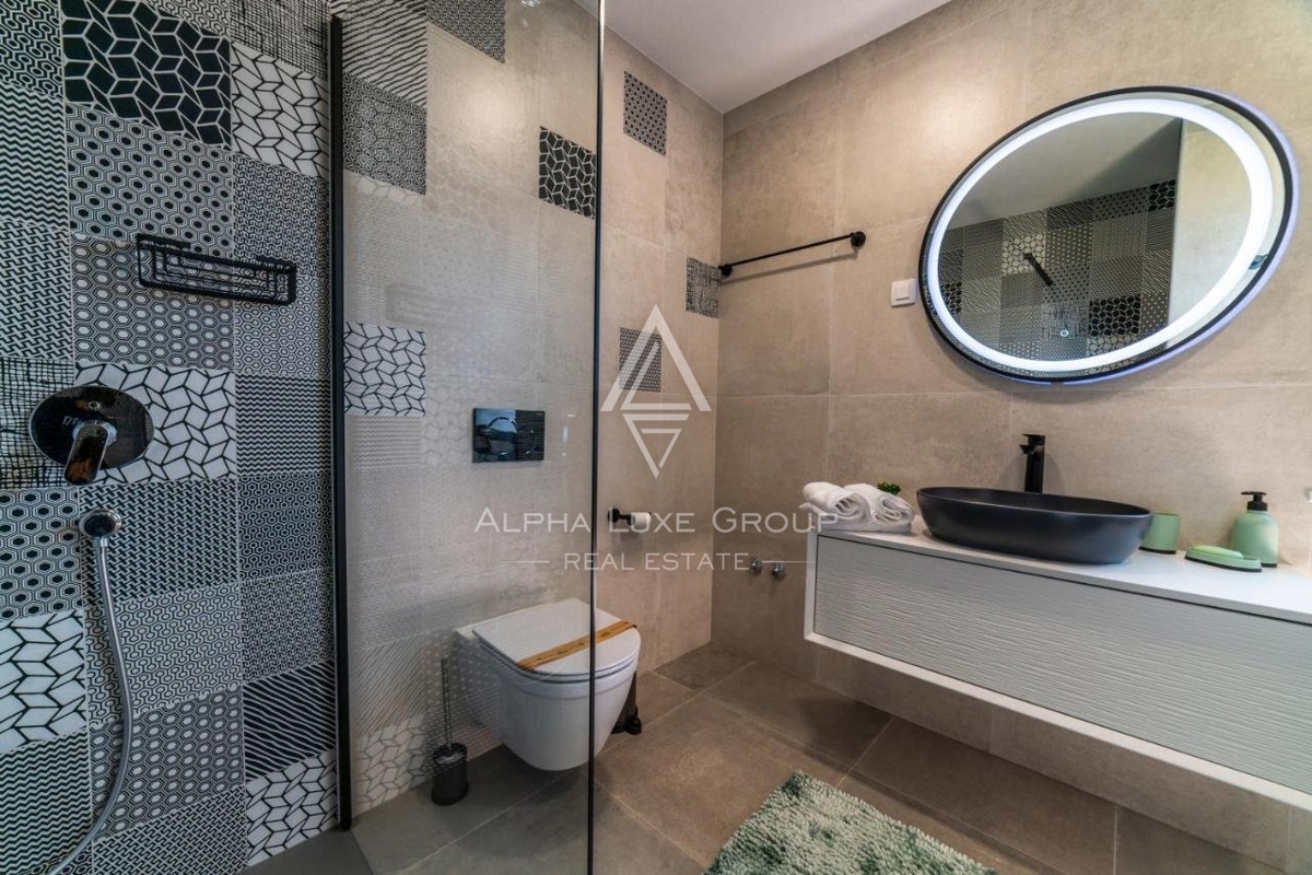ALPHA LUXE GROUP vende, vicino a POREČ, VILLA DI LUSSO CON PISCINA, VISTA MARE.